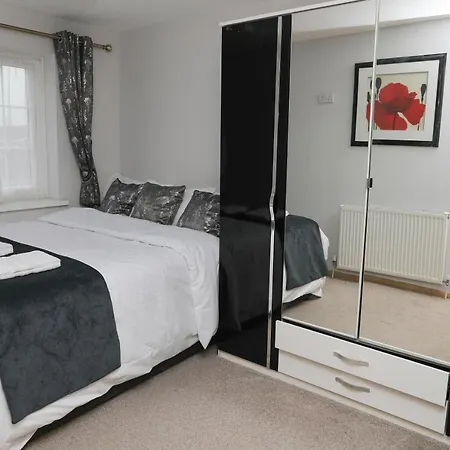 Entire 3 Bedroom House, 3 Toilets, 2 Baths, Sleep 9 With Free Parking