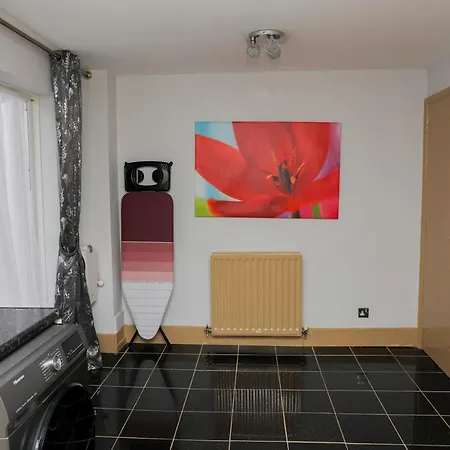 Entire 3 Bedroom House, 3 Toilets, 2 Baths, Sleep 9 With Free Parking Apartment Thamesmead (Greater London)