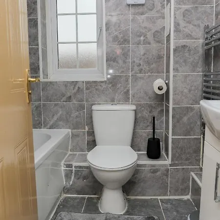 Entire 3 Bedroom House, 3 Toilets, 2 Baths, Sleep 9 With Free Parking Apartment *