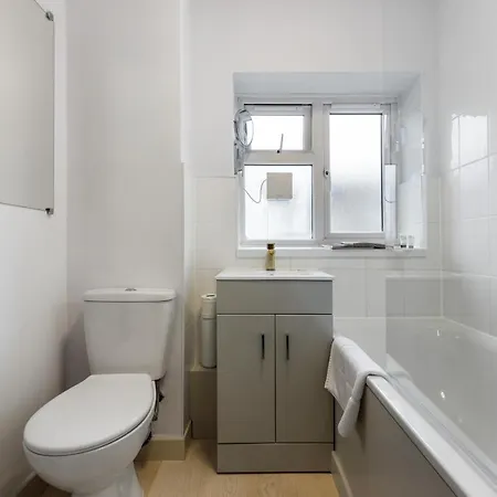 דירה Bright & Cosy Gem ~ Battersea Park View ~ King Bed