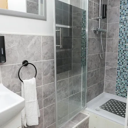 Apartment Entire 3 Bedroom House, 3 Toilets, 2 Baths, Sleep 9 With Free Parking *