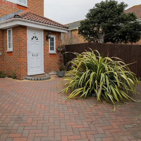 Apartment Entire 3 Bedroom House, 3 Toilets, 2 Baths, Sleep 9 With Free Parking Thamesmead (Greater London)