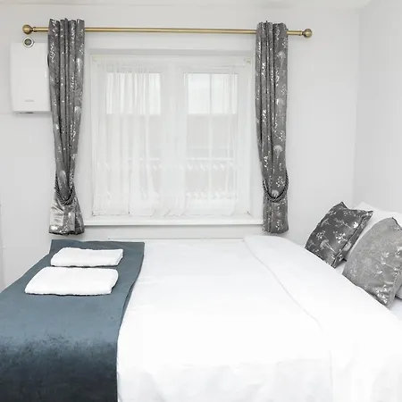 Entire 3 Bedroom House, 3 Toilets, 2 Baths, Sleep 9 With Free Parking Apartment *