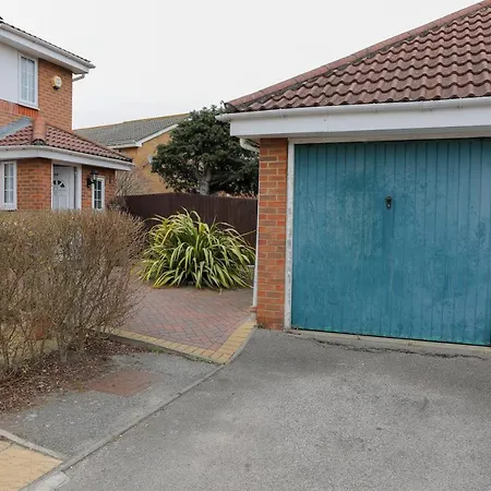 Apartment Entire 3 Bedroom House, 3 Toilets, 2 Baths, Sleep 9 With Free Parking *