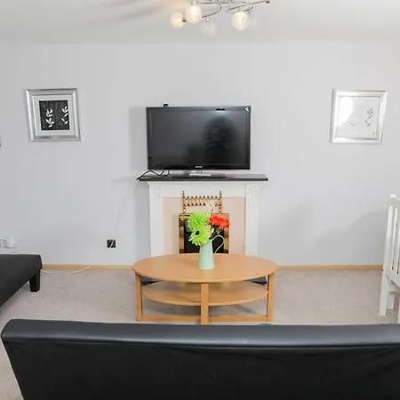 Apartment Entire 3 Bedroom House, 3 Toilets, 2 Baths, Sleep 9 With Free Parking
