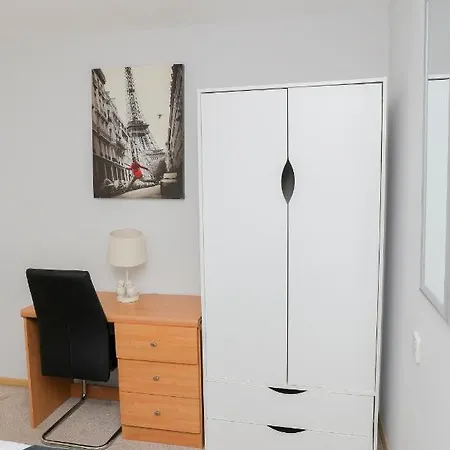 Entire 3 Bedroom House, 3 Toilets, 2 Baths, Sleep 9 With Free Parking * Thamesmead (Greater London)