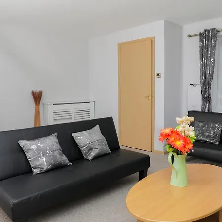 Entire 3 Bedroom House, 3 Toilets, 2 Baths, Sleep 9 With Free Parking Apartment
