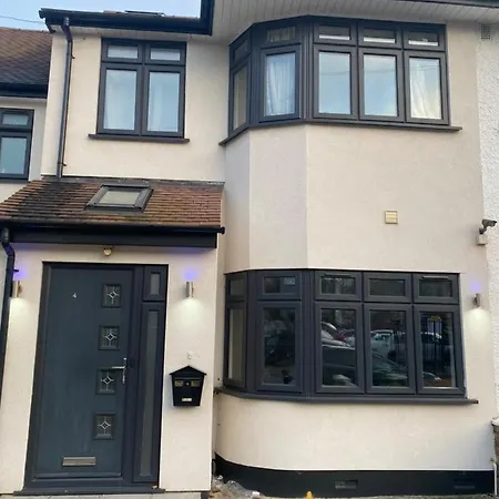 4 Wharncliffe Drive Guest house *