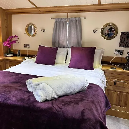 Botel Luxury Boat - The Thistle Dream