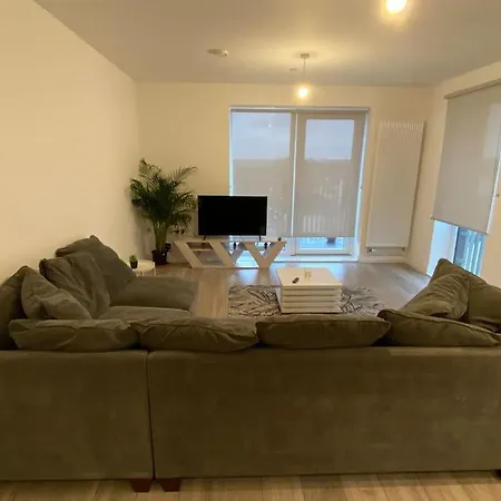 East London - 2 Bed With Parking Apartment