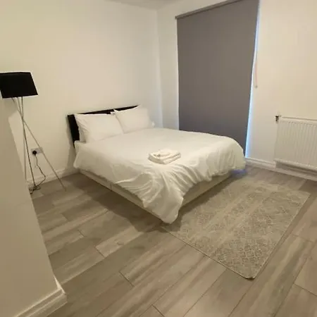 East London - 2 Bed With Parking