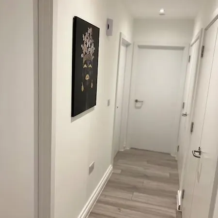 East London - 2 Bed With Parking Apartment
