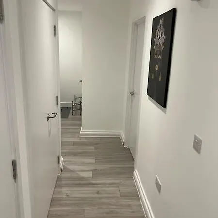 East London - 2 Bed With Parking Apartment *