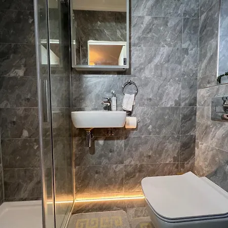En-suite Cheerful Room. *