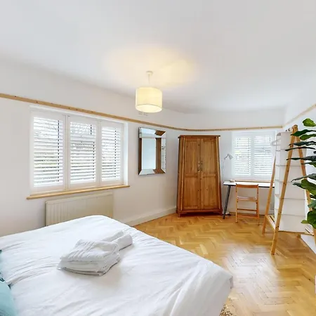 Stunning 2 Bed Flat In Richmond Apartment *