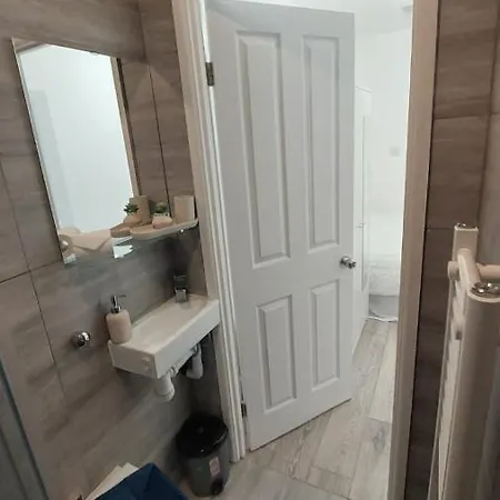 Double En-suite Available In 3 Bed Apt *