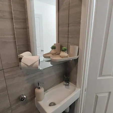 Double En-suite Available In 3 Bed Apt *