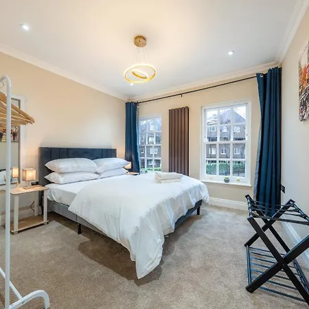 Brand New Luxury House - Sleeps 8 *