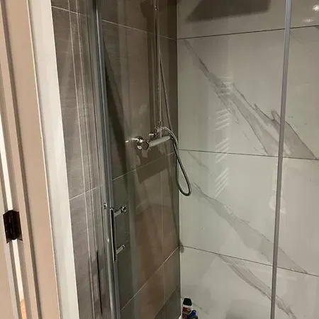 011- One Bedroom In F3 Apartment Ealing