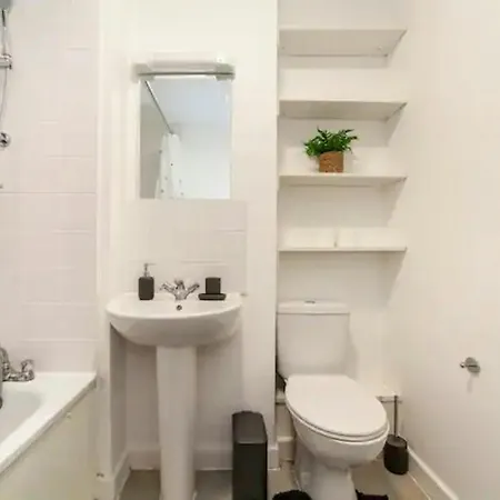 شقة Stunning Double Bed Flat With Private Balcony & Free Parking *