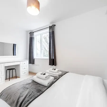 Stunning Double Bed Flat With Private Balcony & Free Parking * لندن