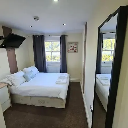 Lovely Bedroom * London