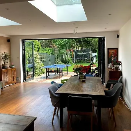 Stylish & Spacious 3 Bedroom House With Big Garden And Driveway Villa *