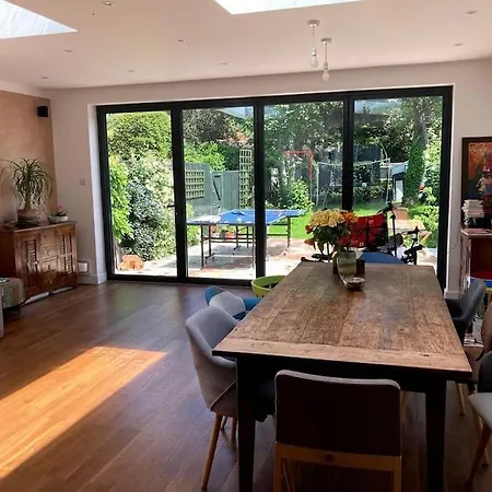 Stylish & Spacious 3 Bedroom House With Big Garden And Driveway Villa