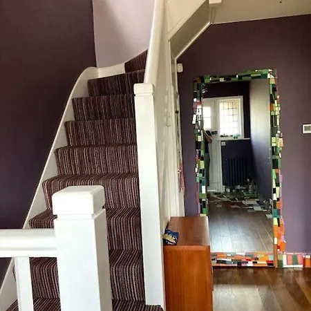 Stylish & Spacious 3 Bedroom House With Big Garden And Driveway *