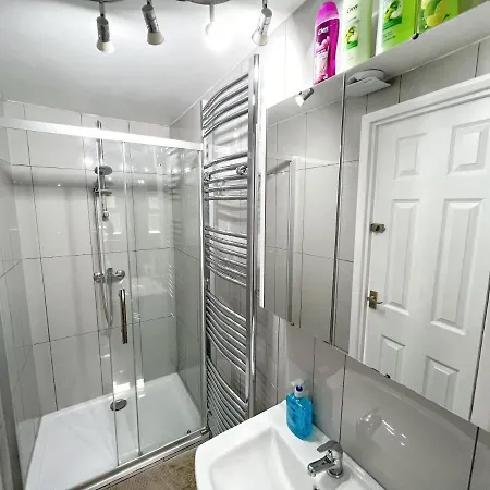 Luxurious House Near Excel- Air Conditioning, 9 Beds, 2 Baths, Garden, Fast Wifi Affittacamere *
