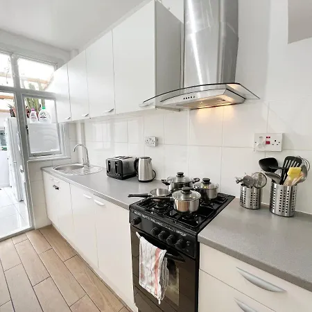 Affittacamere Luxurious House Near Excel- Air Conditioning, 9 Beds, 2 Baths, Garden, Fast Wifi *