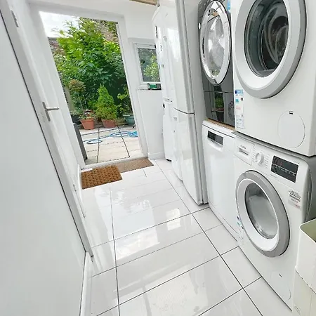 Luxurious House Near Excel- Air Conditioning, 9 Beds, 2 Baths, Garden, Fast Wifi Affittacamere *