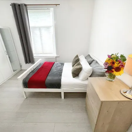 Luxurious House Near Excel- Air Conditioning, 9 Beds, 2 Baths, Garden, Fast Wifi Affittacamere *