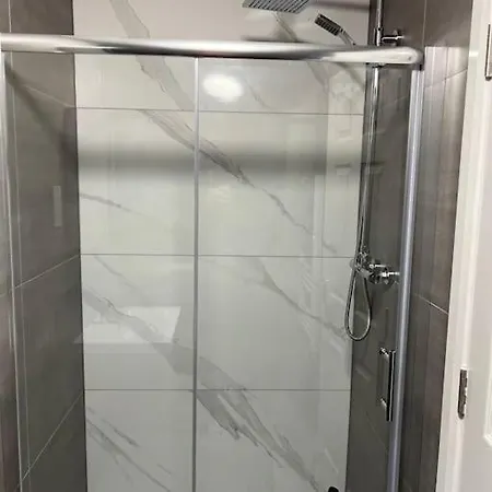 Apartmán 004- Brand New 1 Bedroom F1 *