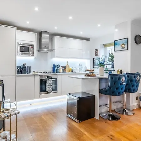 Chic 3 Bed Near Bridge With Balcony