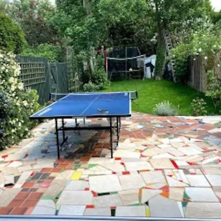 Stylish & Spacious 3 Bedroom House With Big Garden And Driveway