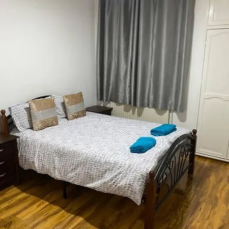 Ground Floor One Bedroom Bayswater Central *