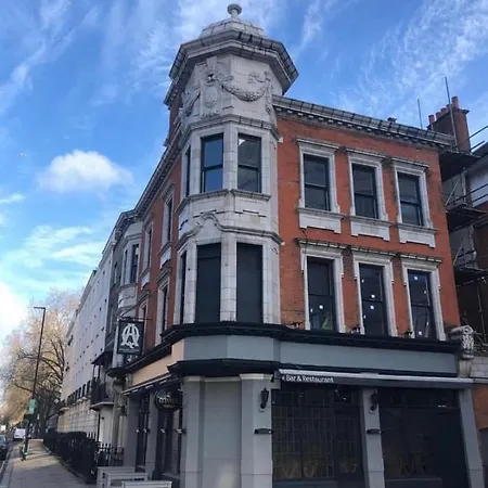 Regents Park Apartment *