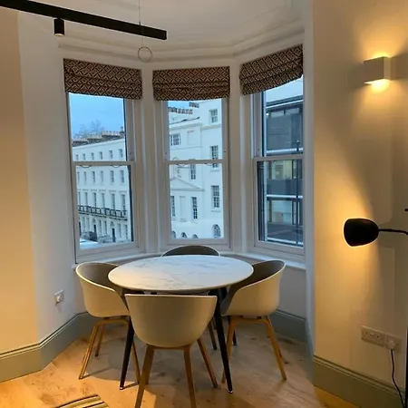 Regents Park Apartment *