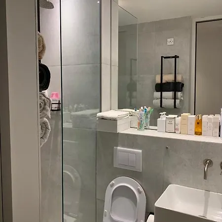Regents Park Apartment *