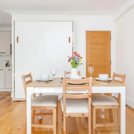 The Hyde Park Corner Apartment *