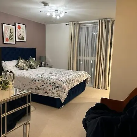 Amazing 3bedroom Flat Apartment *