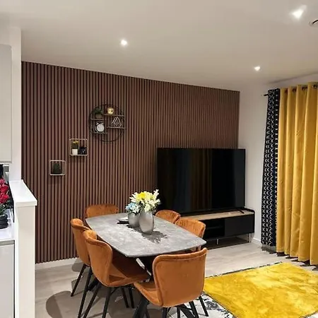 Amazing 3bedroom Flat *