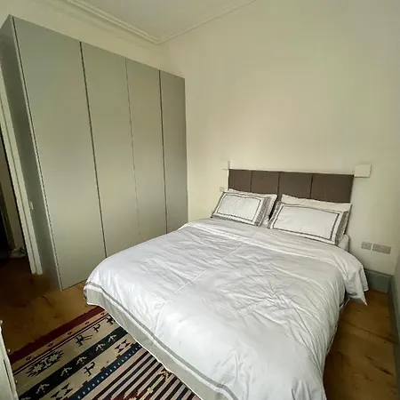 Regents Park Apartment *