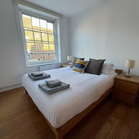 Cosy Bedroom Near Oval Station - Shared Bathroom