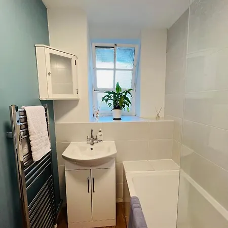 Cosy Bedroom Near Oval Station - Shared Bathroom Homestay London