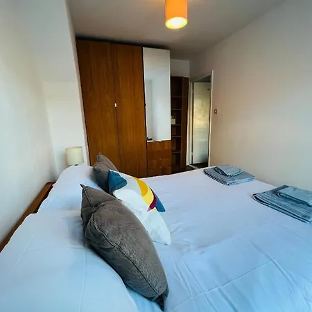 Cosy Bedroom Near Oval Station - Shared Bathroom Homestay