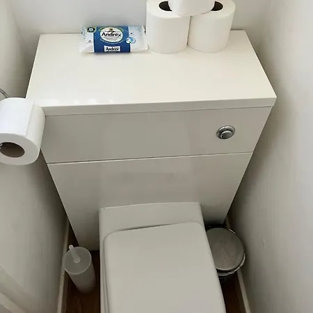 Cosy Bedroom Near Oval Station - Shared Bathroom