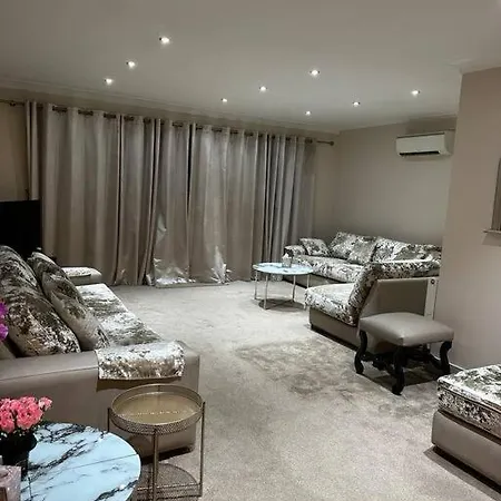 Amazing 4 Bedrooms Family With Free Parking *