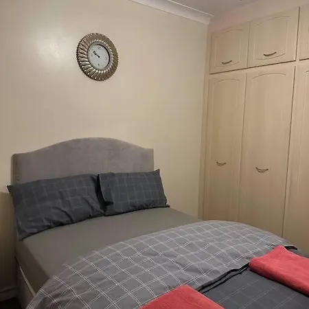 Amazing 4 Bedrooms Family With Free Parking * Romford